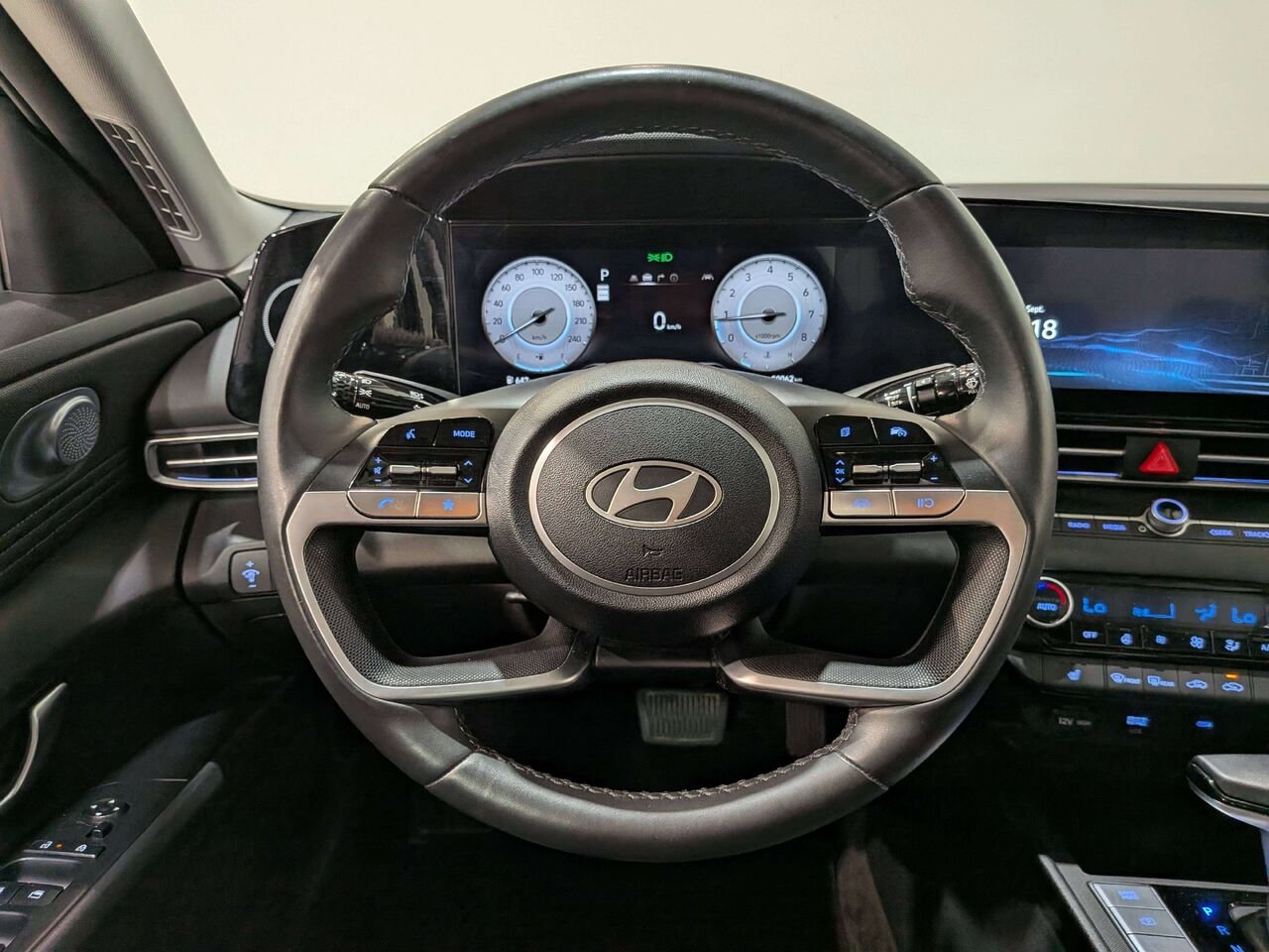 2025 Hyundai Elantra Preferred IVT w/Tech Pkg Black Val-David - photo #12