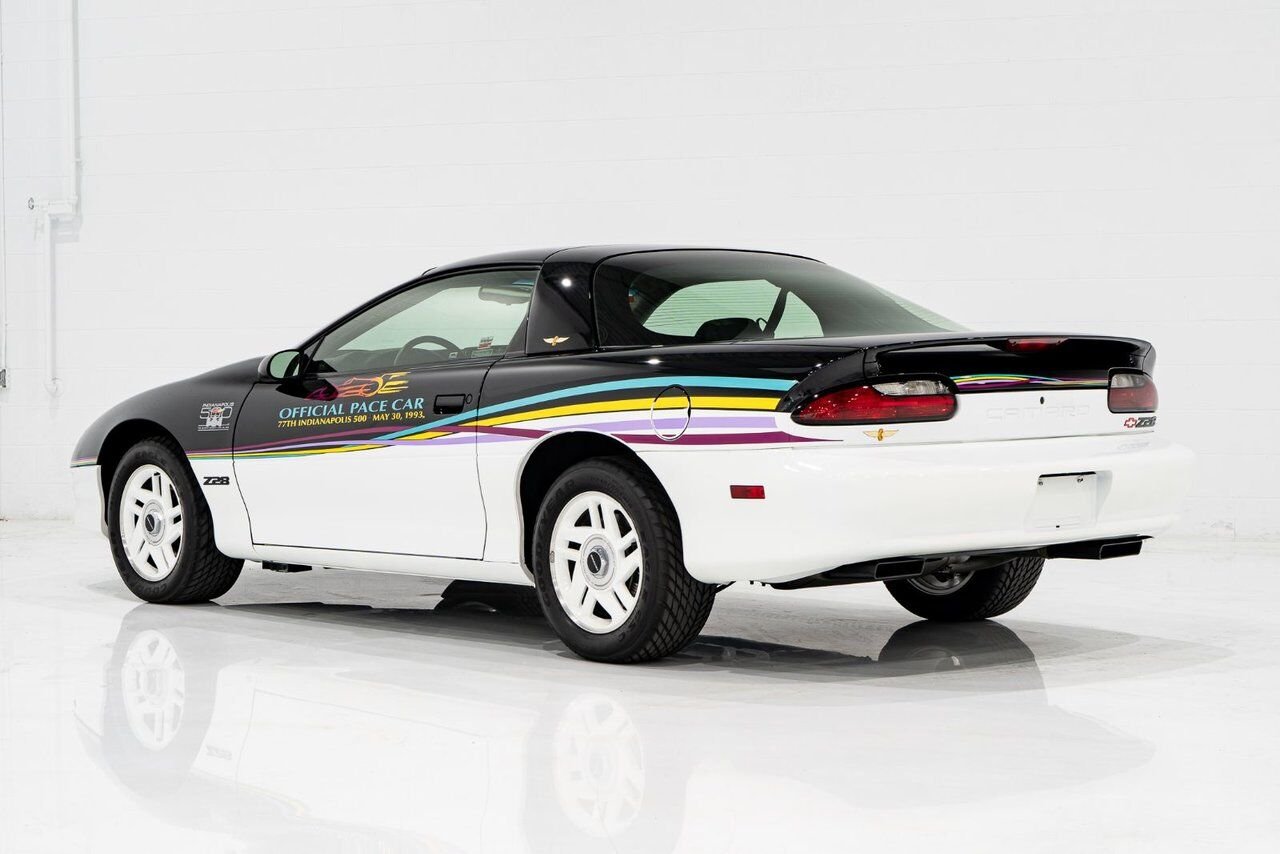Chevrolet CAMARO Z28 PRIX EN USD | Pace Car with only 957km (595mi) with original window sticker 1993 Noir Montréal - photo #23