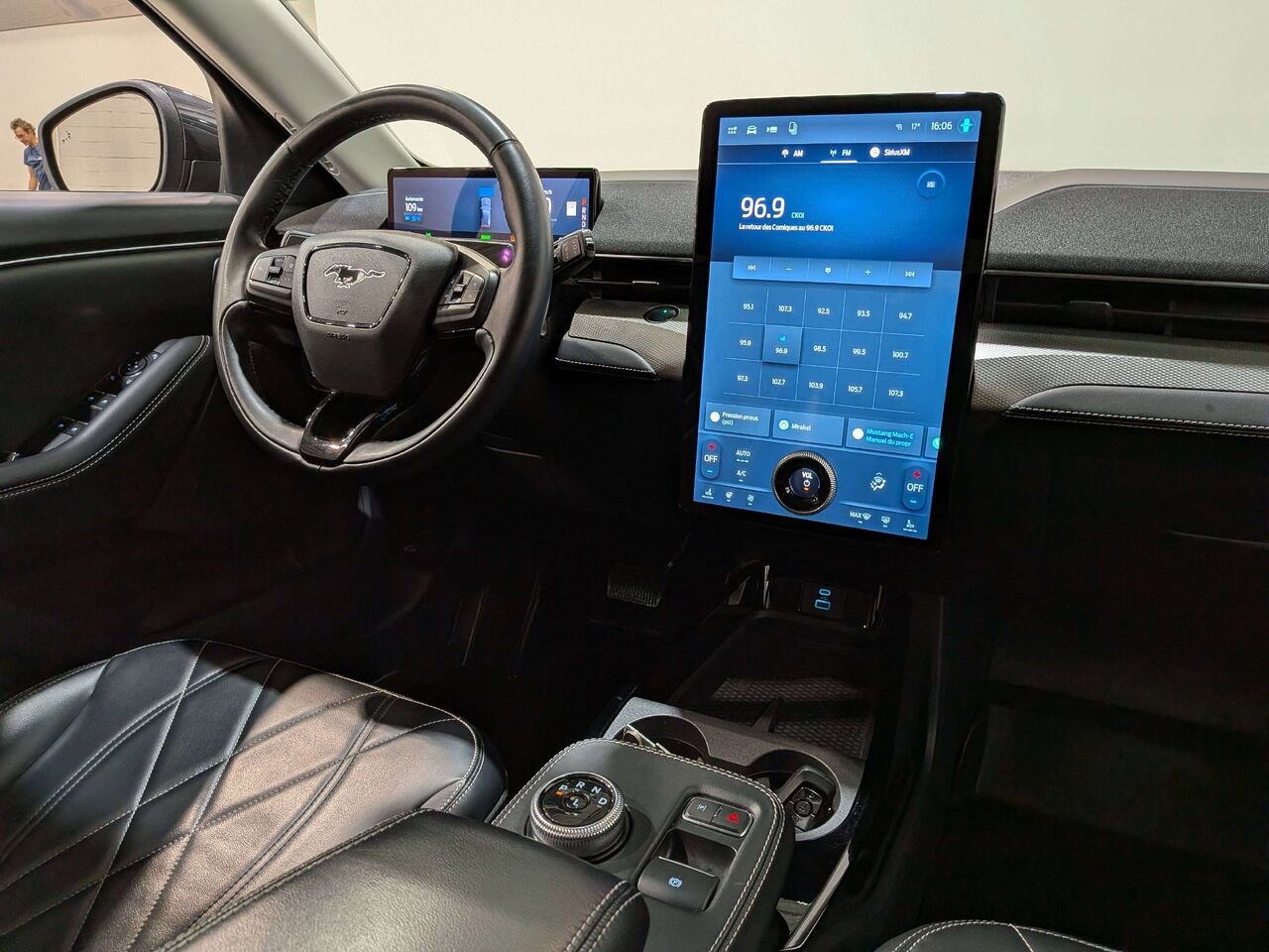 2022 Ford Mustang Mach-E Select AWD Black Val-David - photo #19
