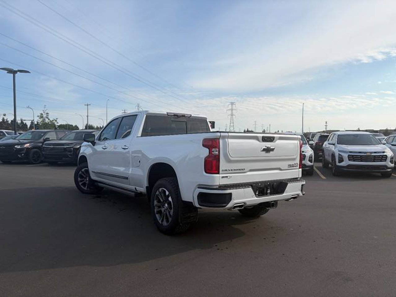 2024 Chevrolet Silverado 1500 4WD Crew Cab 147 High Country White Sherwood Park - photo #3