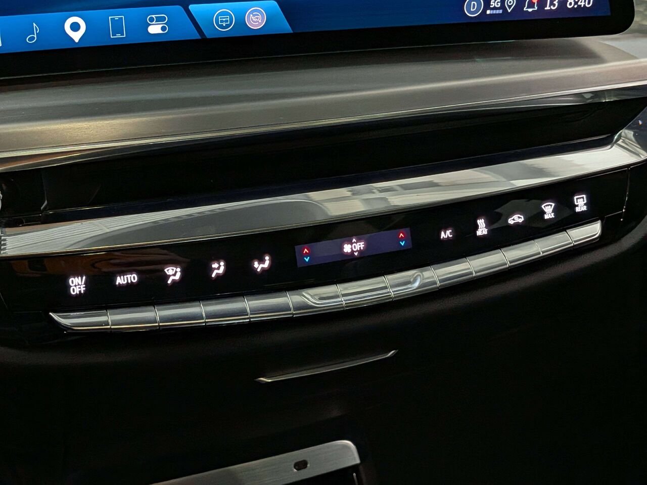 2024 Cadillac LYRIQ 4dr Sport w/1SJ White Mirabel - photo #26
