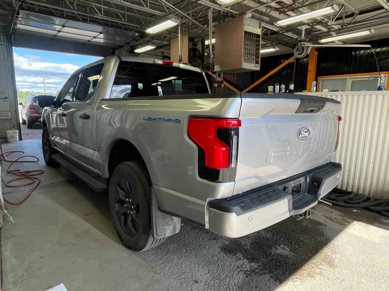 Ford F-150 Lightning XLT CREW 4X4 *GR REMORQ MAX* CHARGEUR EMB. 9.6 KW 2024 Gris Saint-Jérôme - photo #5