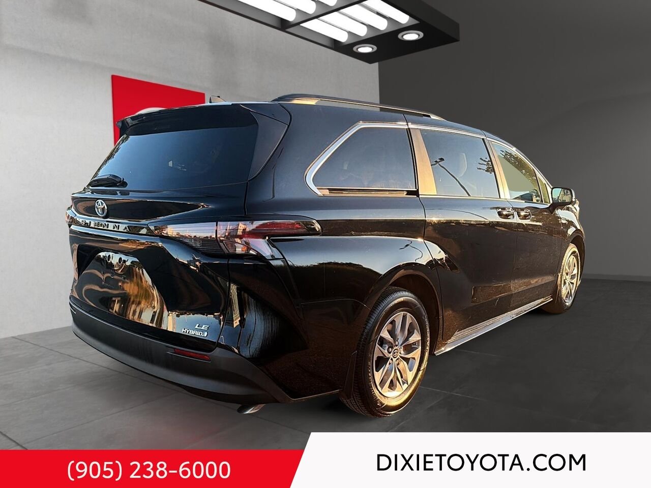 2023 Toyota Sienna HYBRID LE AWD / HEATED SEATS / TOYOTA SAFETY SENSE / CARPLAY AND ANDROID AUTO Black Mississauga - photo #3