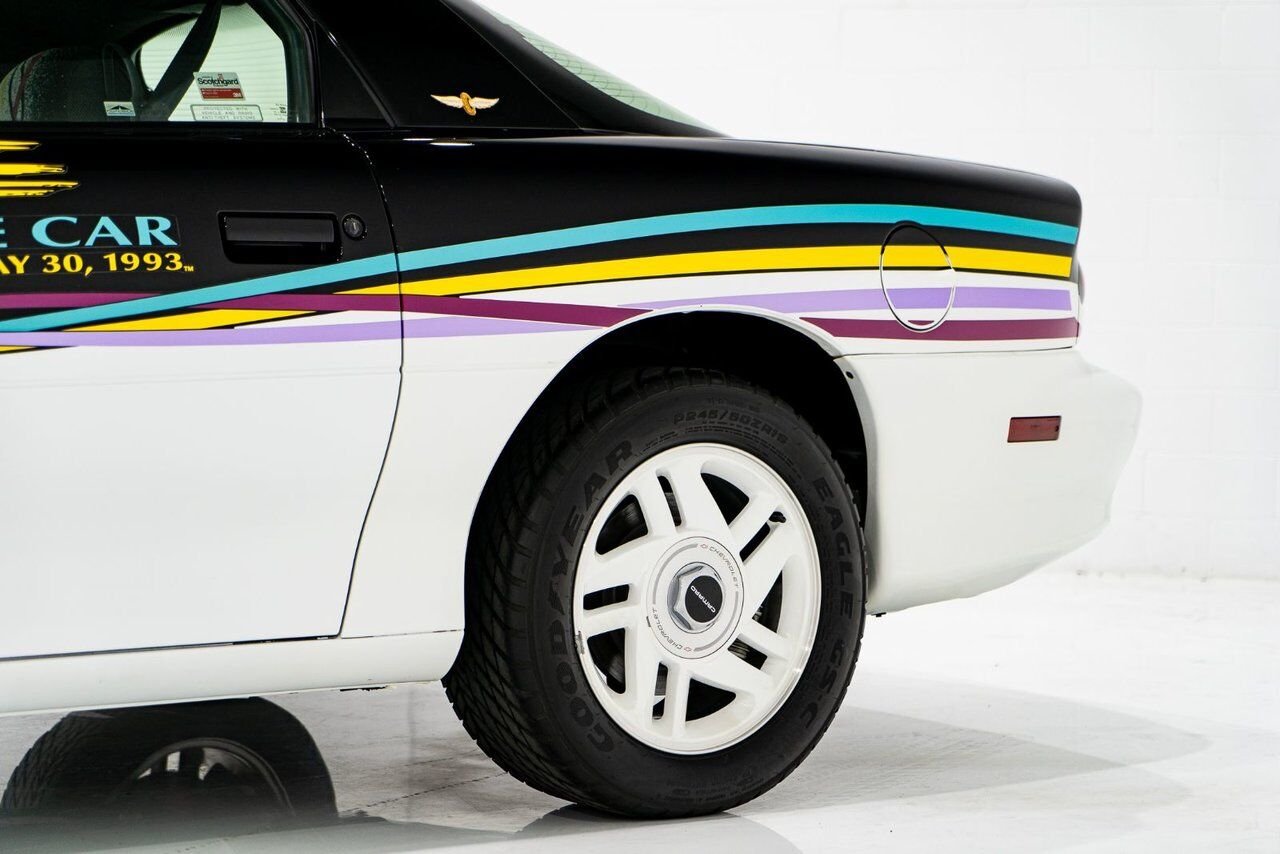Chevrolet CAMARO Z28 PRIX EN USD | Pace Car with only 957km (595mi) with original window sticker 1993 Noir Montréal - photo #42