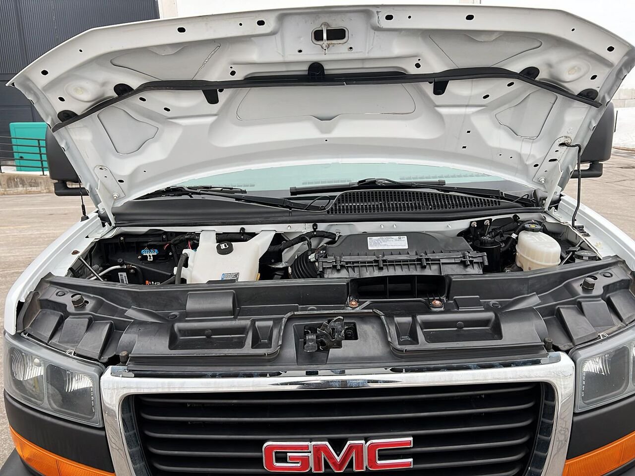 GMC Fourgonnette commerciale Savana 2023 Blanc Québec - photo #25