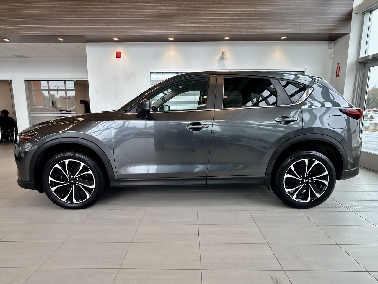 2022 Mazda CX-5 Grey Notre-Dame-des-Prairies - photo #5