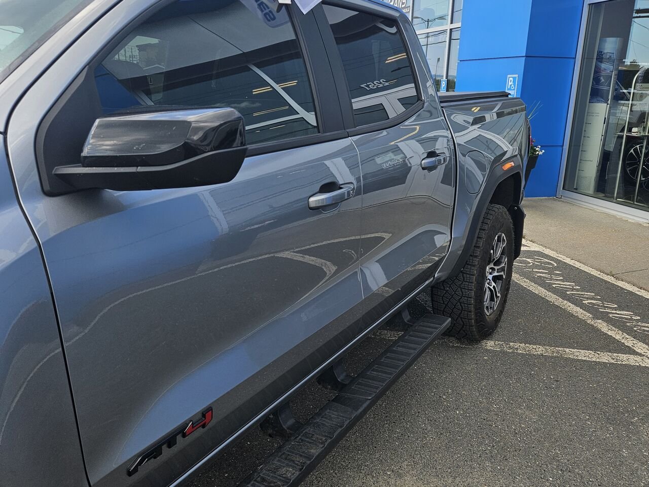 2024 GMC Canyon AT4 cabine multiplace 4RM Grey Thetford Mines - photo #5