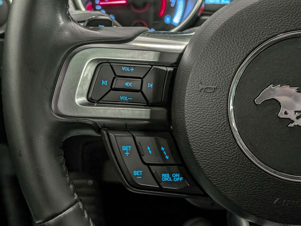 2020 Ford MUSTANG 2.3L EcoBoost Convertible Groupe 101A White Sherbrooke - photo #16