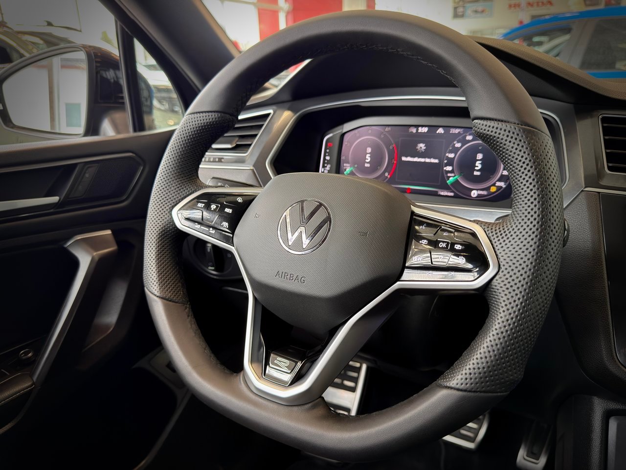 2022 Volkswagen Tiguan Black Notre-Dame-des-Prairies - photo #24