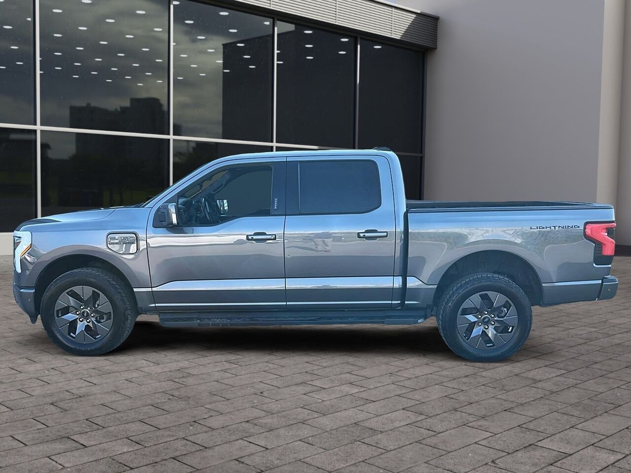 2023 Ford F-150 Lightning LARIAT STANDARD RANGE Grey Québec - photo #4