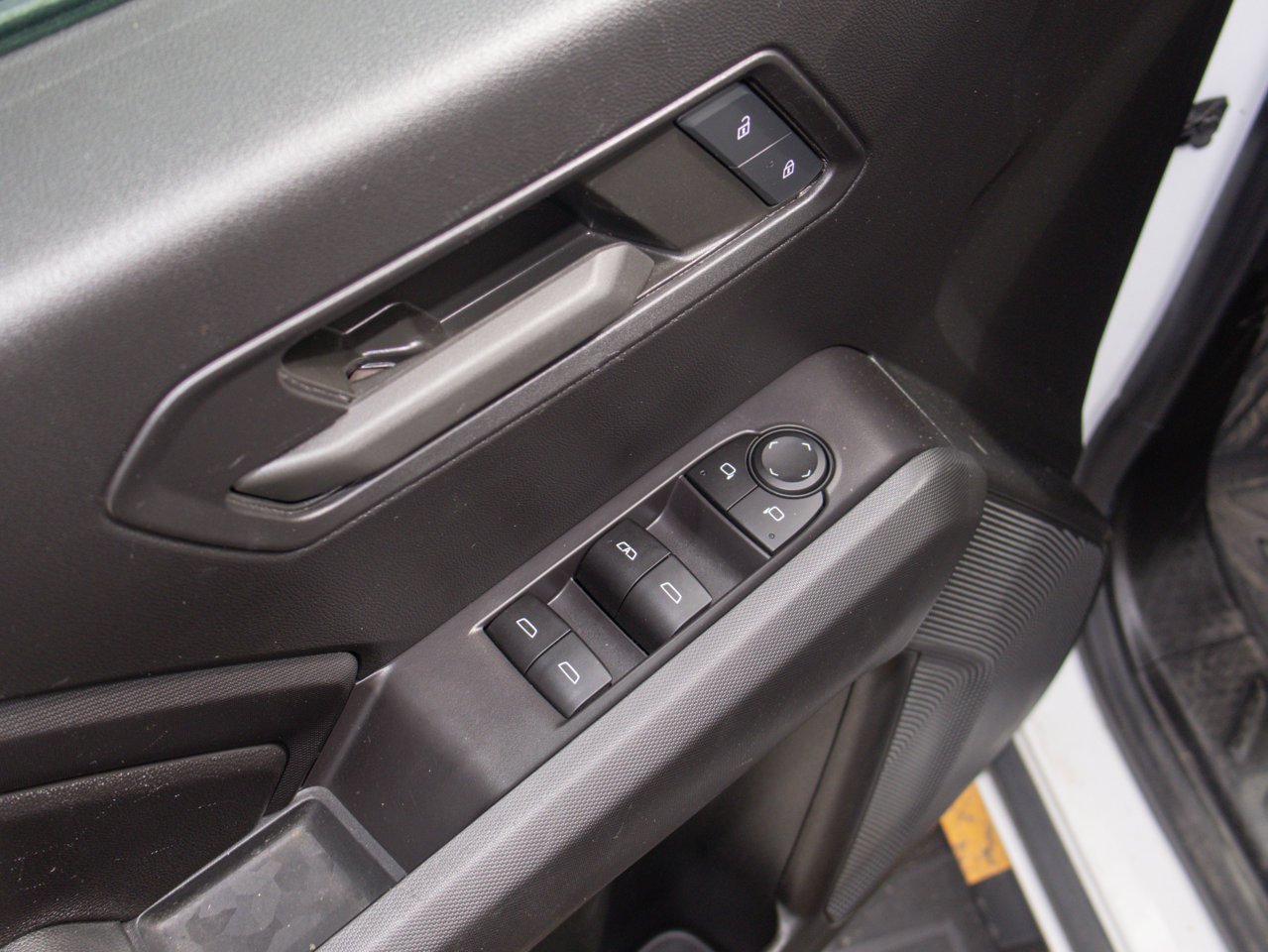 2023 Chevrolet Colorado 4WD Crew Cab Trail Boss White Sherwood Park - photo #19