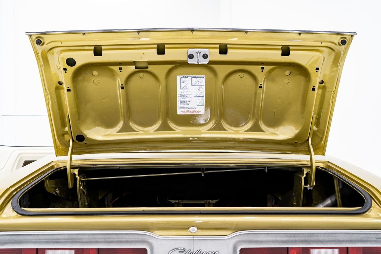 1971 Dodge Challenger *PRIX EN USD* Convertible Fully restored to desirable specifications Gold Montreal - photo #27