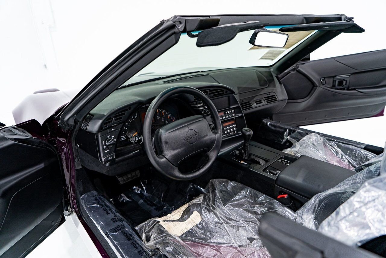 1995 Chevrolet Corvette *PRIX EN USD* RPO Z4Z PACE CAR PRESENTED IN DELIVERY PACKAGING WITH ONLY 192MILES (307KM) FROM NEW White Montreal - photo #8