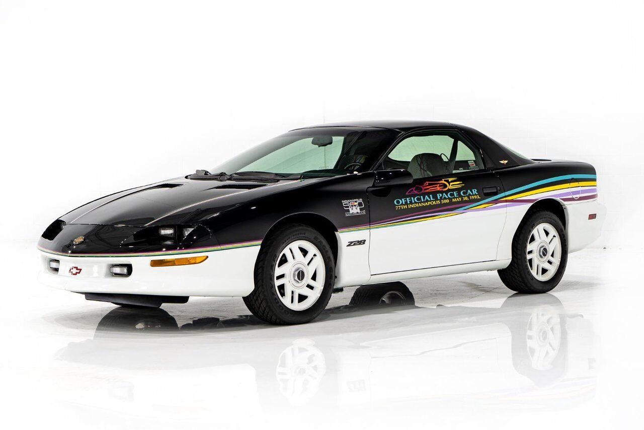 Chevrolet CAMARO Z28 PRIX EN USD | Pace Car with only 957km (595mi) with original window sticker 1993 Noir Montréal - photo #0