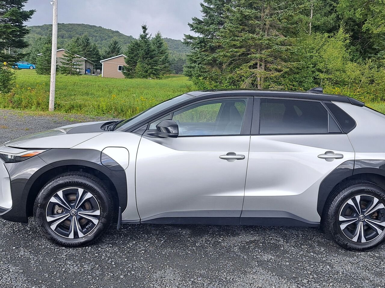 Toyota bZ4X XLE TI 2023 Argent élémentaire avec toit noir Lac-Etchemin - photo #1
