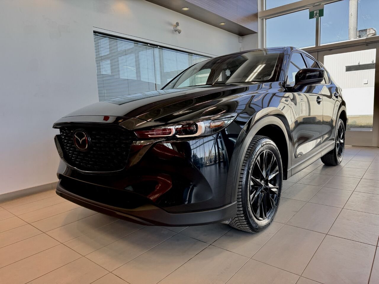 2022 Mazda CX-5 Black Notre-Dame-des-Prairies - photo #2