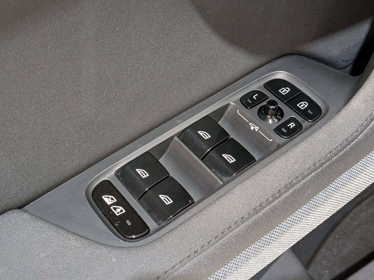 2022 Polestar 2 Long Range Dual Motor Grey Val-David - photo #35