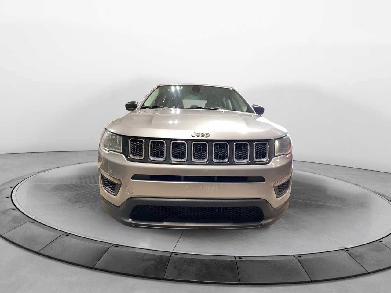 Jeep Compass NIV 3C4NJDAB1JT265170 2018 Gris Chicoutimi - photo #1