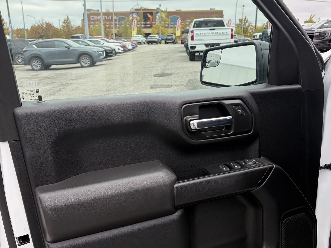 CHEVROLET SILVERADO K1500 CUSTOM Custom cabine multiplace 4RM 157 po 2024 Noir Gatineau - photo #1