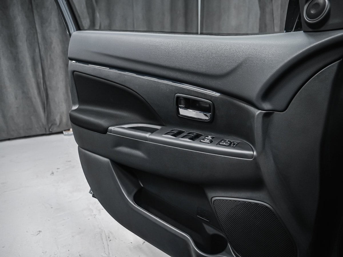 2027 Mitsubishi RVR SE Titanium Grey Montreal - photo #9
