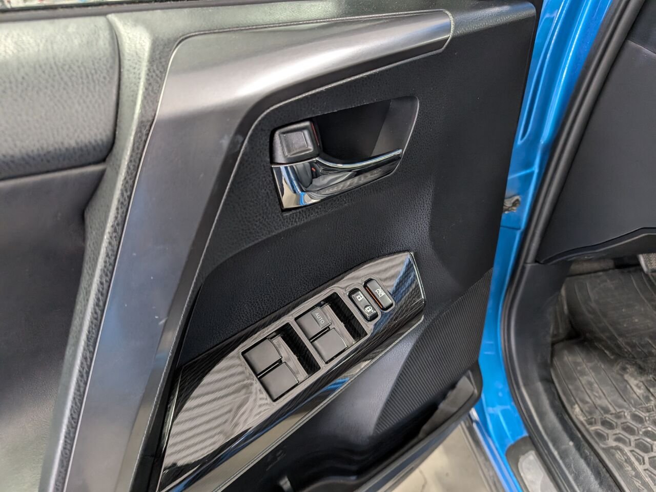 Toyota RAV4 Hybride SE/SIÈGES CHAUFFANTS/VOLANT CHAUFFANT/TOIT OUVRANT/AC/BLUETOOTH/CAMERA DE RECUL 2017 Bleu orage électrique Sherbrooke - photo #8