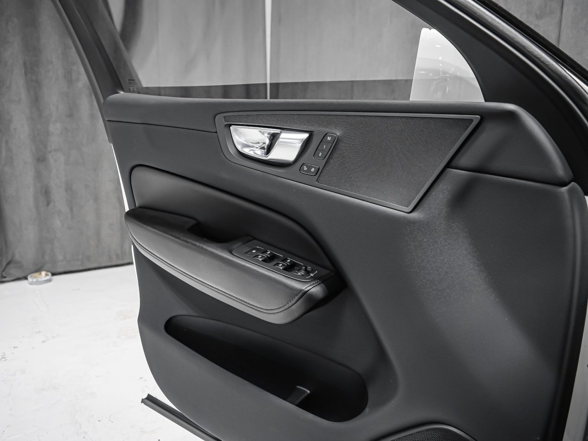 2022 Volvo XC60 B6 MOMENTUM CLIMATE White Montreal - photo #12