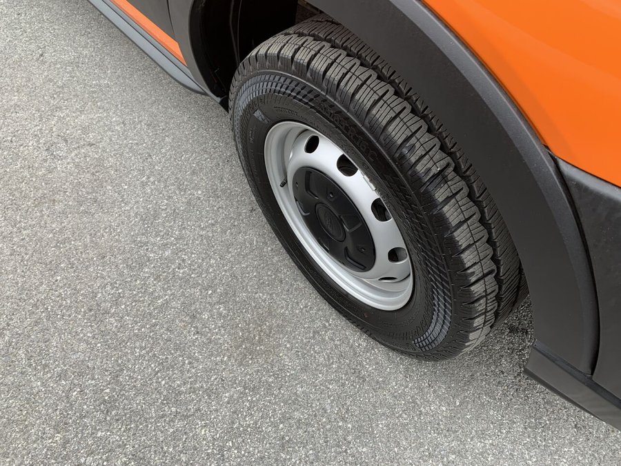 Ford Transit fourgon utilitaire T-150 PA toit bas 148 po PNBV de 8 670 lb 2025 Orange