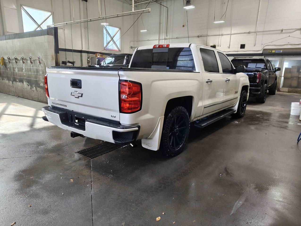 2015 Chevrolet Silverado 1500 4WD Crew Cab 143.5 LTZ w/2LZ White Sherwood Park - photo #5