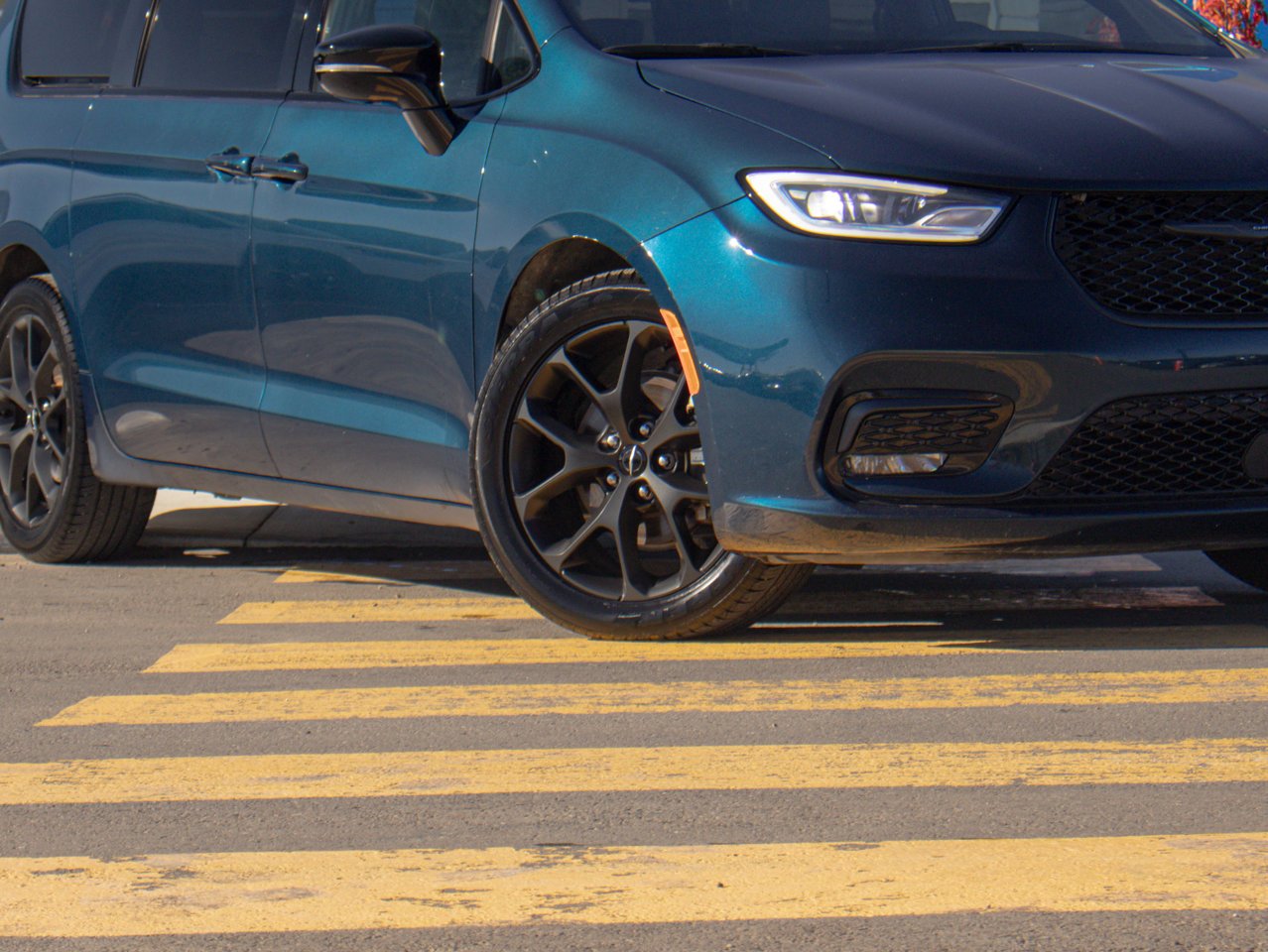 2025 Chrysler Pacifica Limited FWD Blue Sherwood Park - photo #5