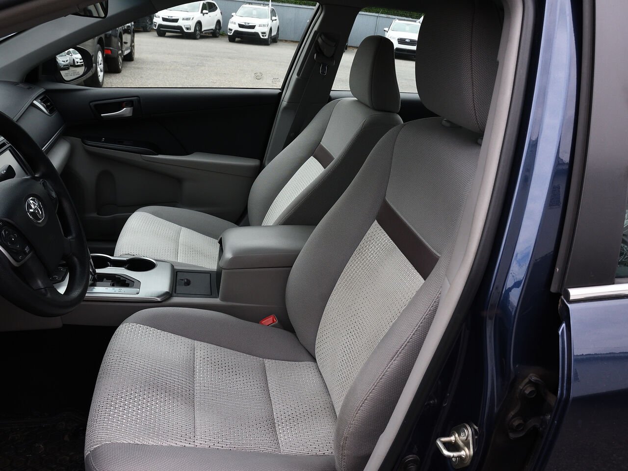 Toyota Camry Berline, boîte automatique, LE 2014 Bleu Saint-Hyacinthe - photo #1
