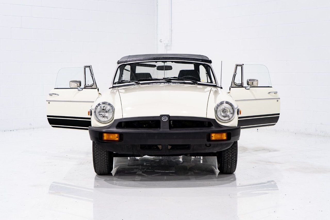 MG B Beautifully presented from former complete restoration 1979 Blanc Montréal - photo #33