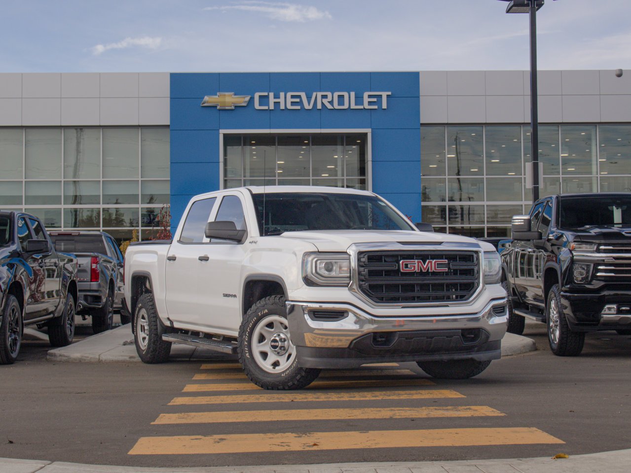 2017 GMC Sierra 1500 4WD Crew Cab 143.5 White Sherwood Park - photo #1