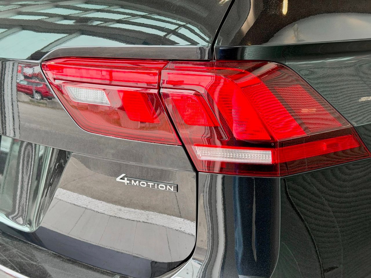 2022 Volkswagen Tiguan Black Notre-Dame-des-Prairies - photo #10
