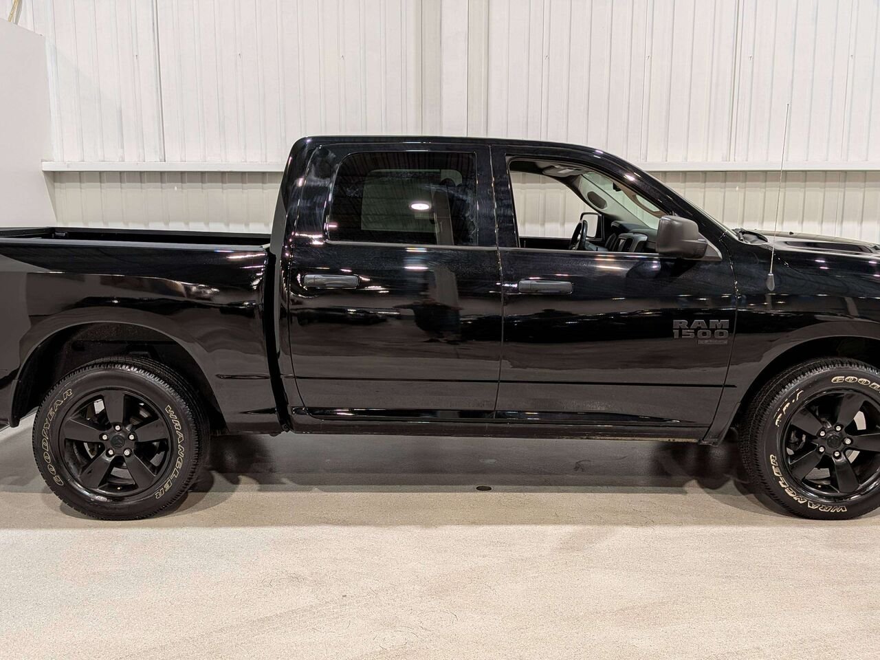 2021 Ram 1500 Classic Express 4x4 Crew Cab 5'7" Box Black Val-David - photo #7