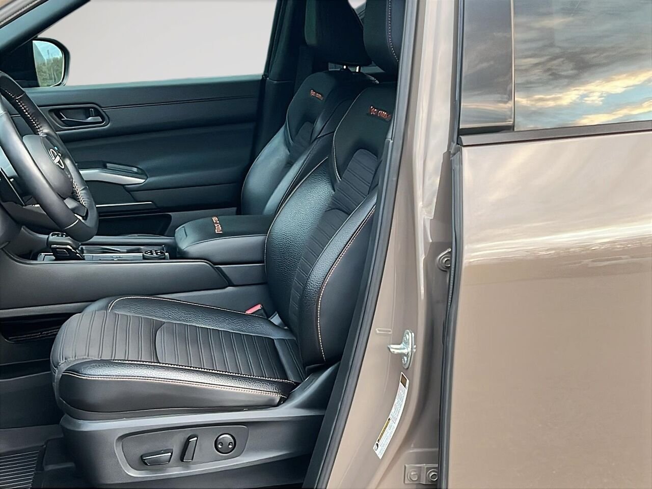 Nissan Pathfinder SV ROCK CREEK 2025 Beige Québec - photo #7