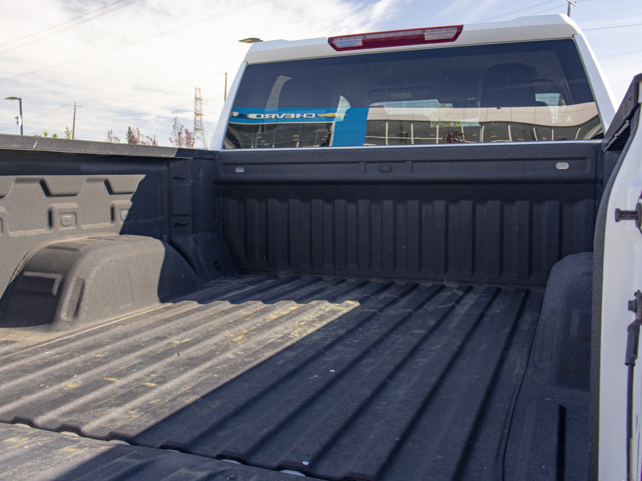 2023 Chevrolet Silverado 1500 4WD Crew Cab 147 LT White Sherwood Park - photo #10