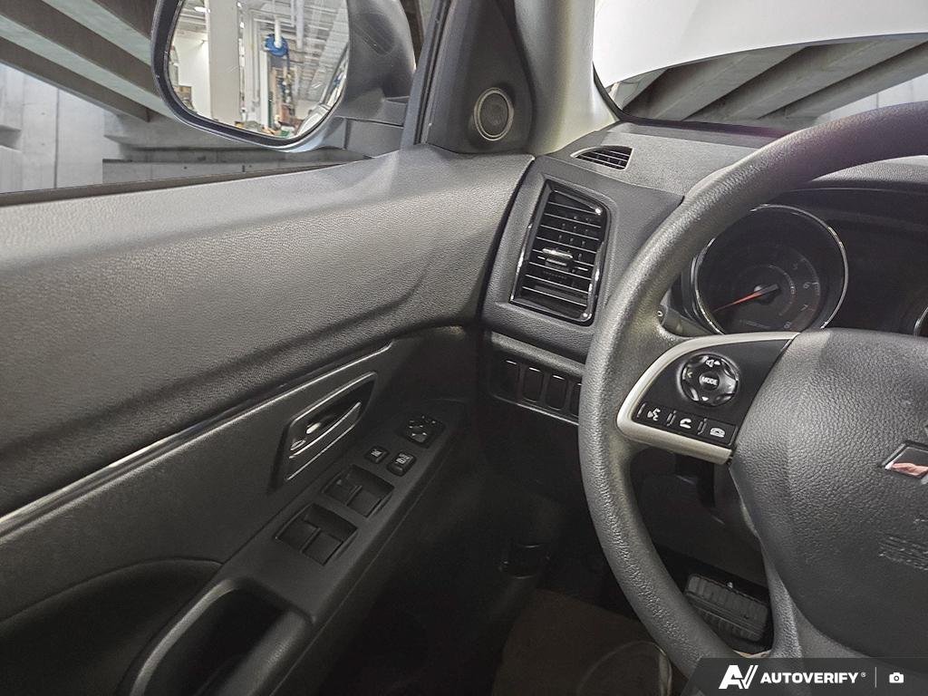 2025 Mitsubishi RVR 2602191A | ES White Edmonton - photo #16