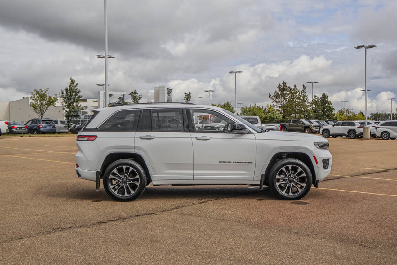 2023 Jeep Grand Cherokee Overland 4x4 White Sherwood Park - photo #9