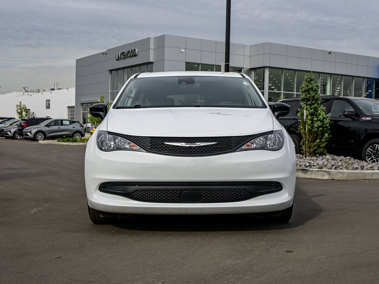 2024 Chrysler Grand Caravan SXT 2WD White Sherwood Park - photo #2