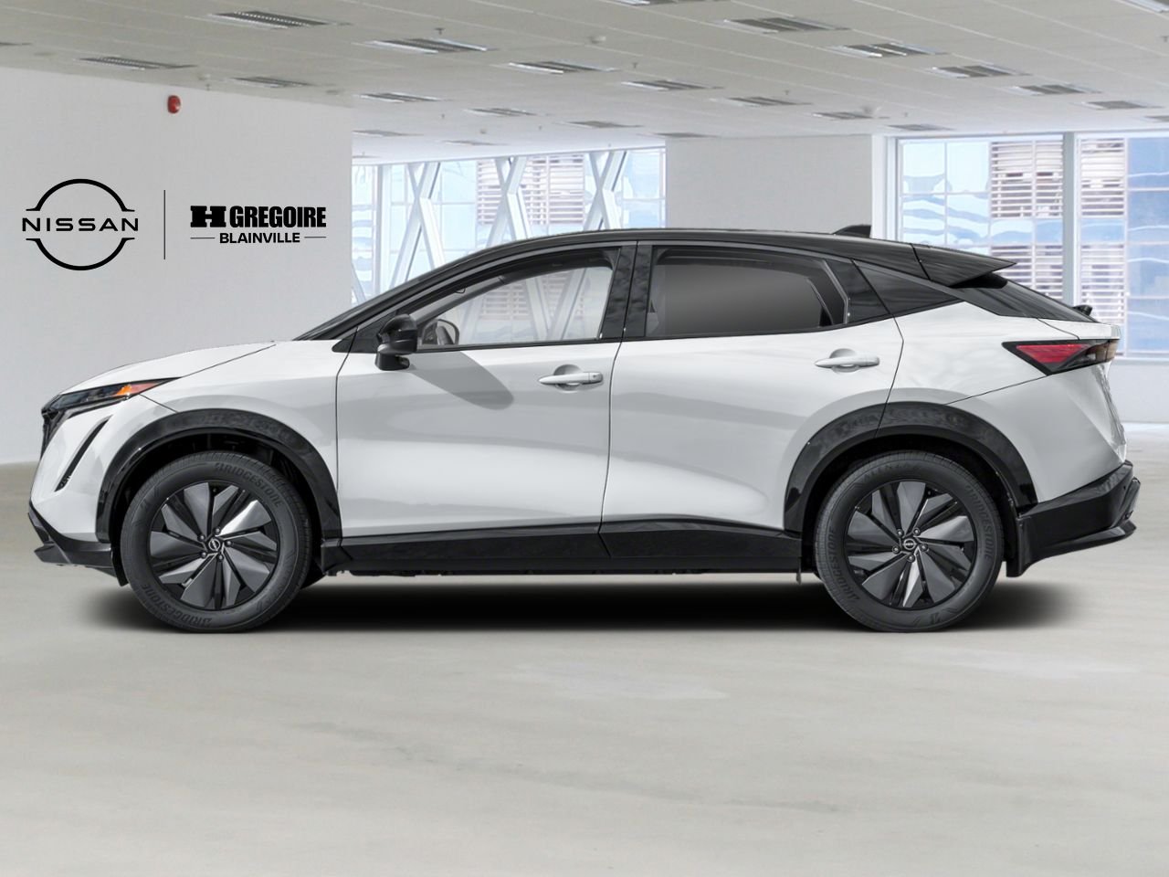 2026 Nissan ARIYA Everest White Pearl Tricoat/Black Diamond Pearl Blainville - photo #1
