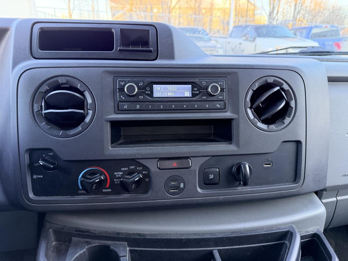2022 Ford E-series White  - photo #16