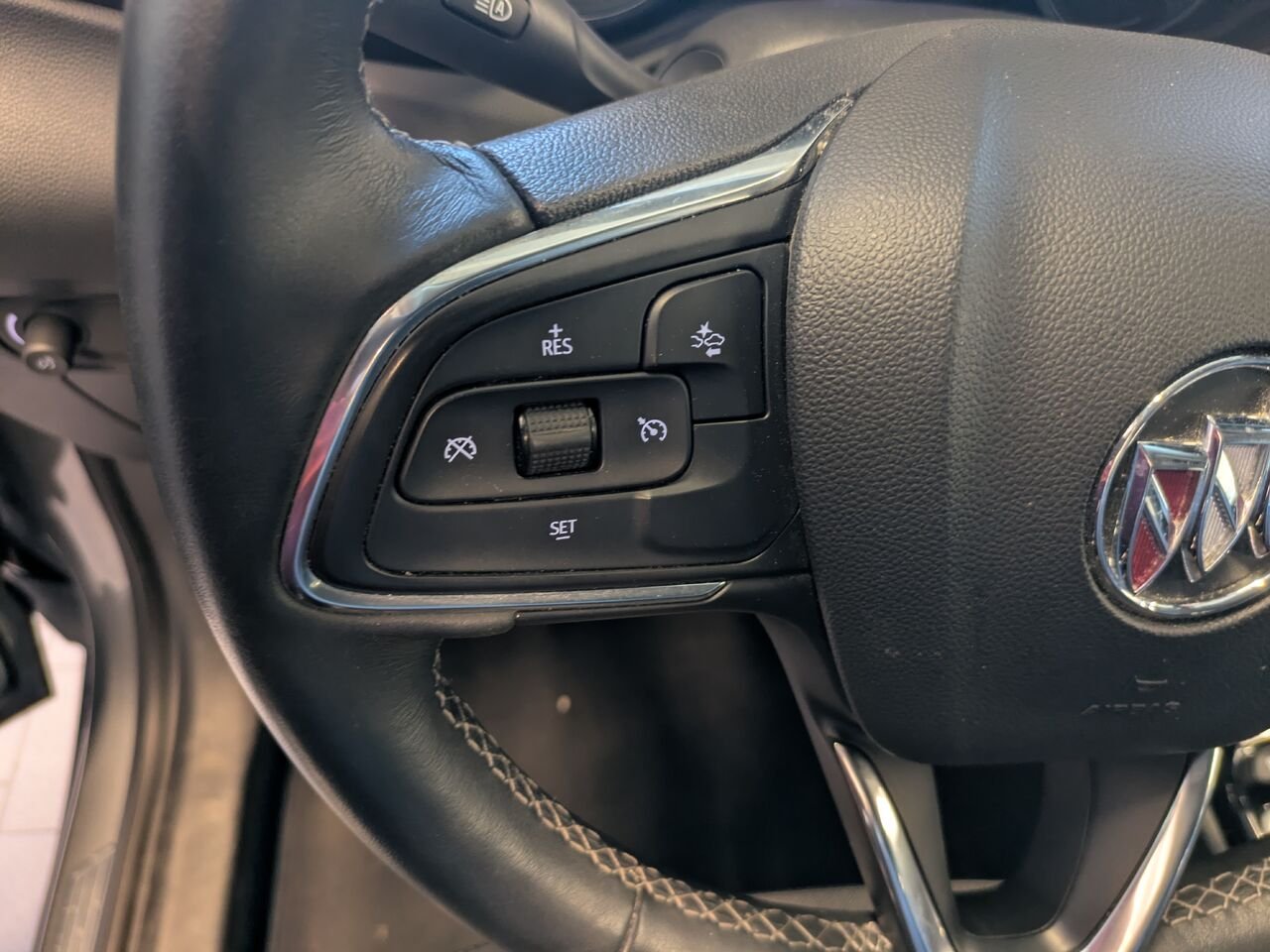 Buick Encore 2023 Gris Gatineau - photo #6