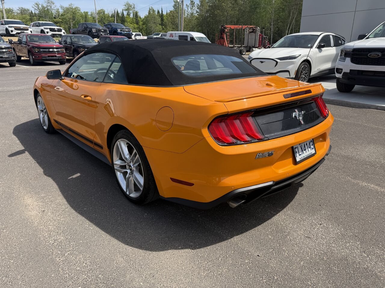 2018 Ford Mustang Orange Mont-Laurier - photo #2