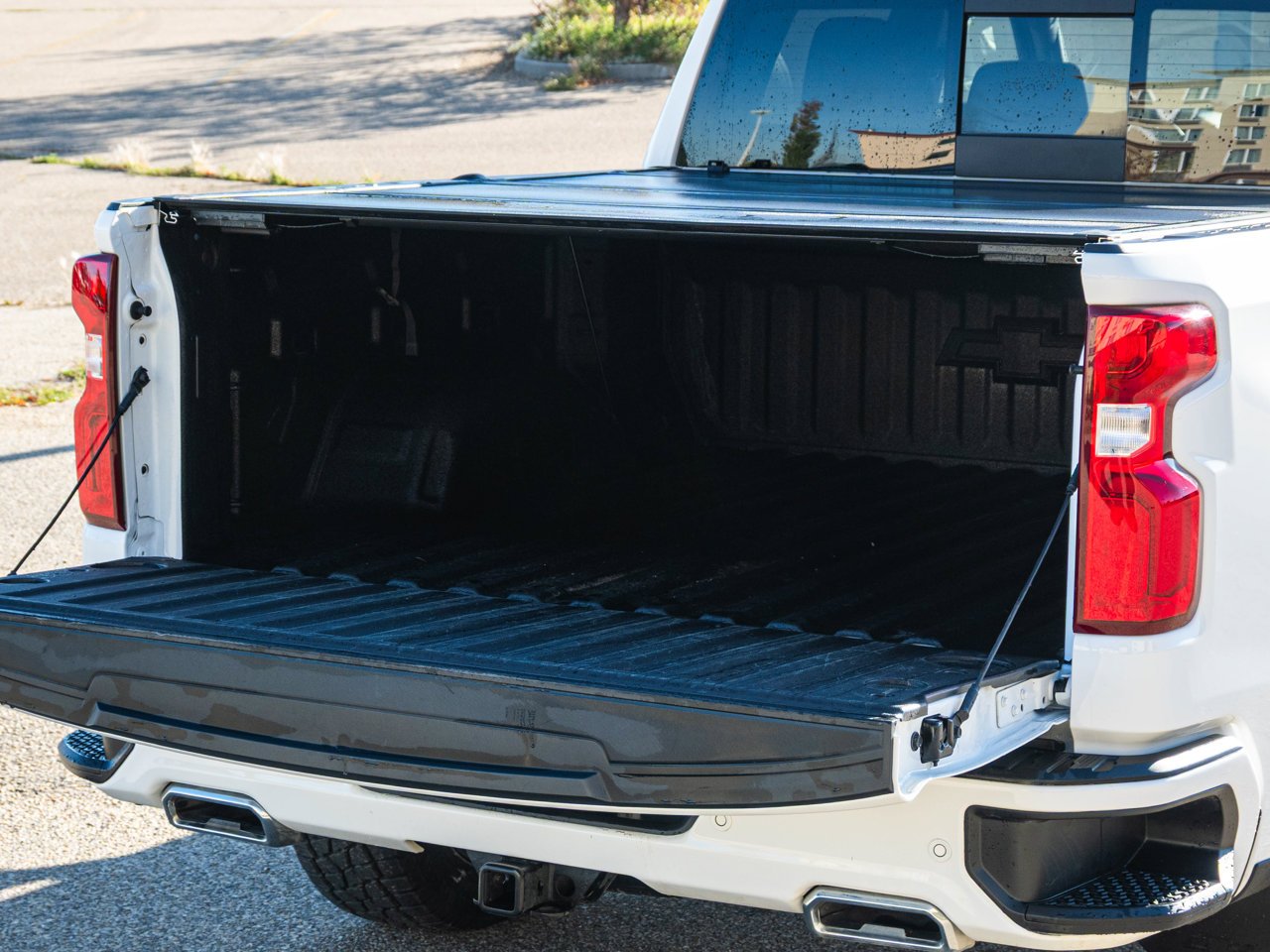 2025 Chevrolet Silverado 1500 4WD Crew Cab 147 RST White Sherwood Park - photo #16