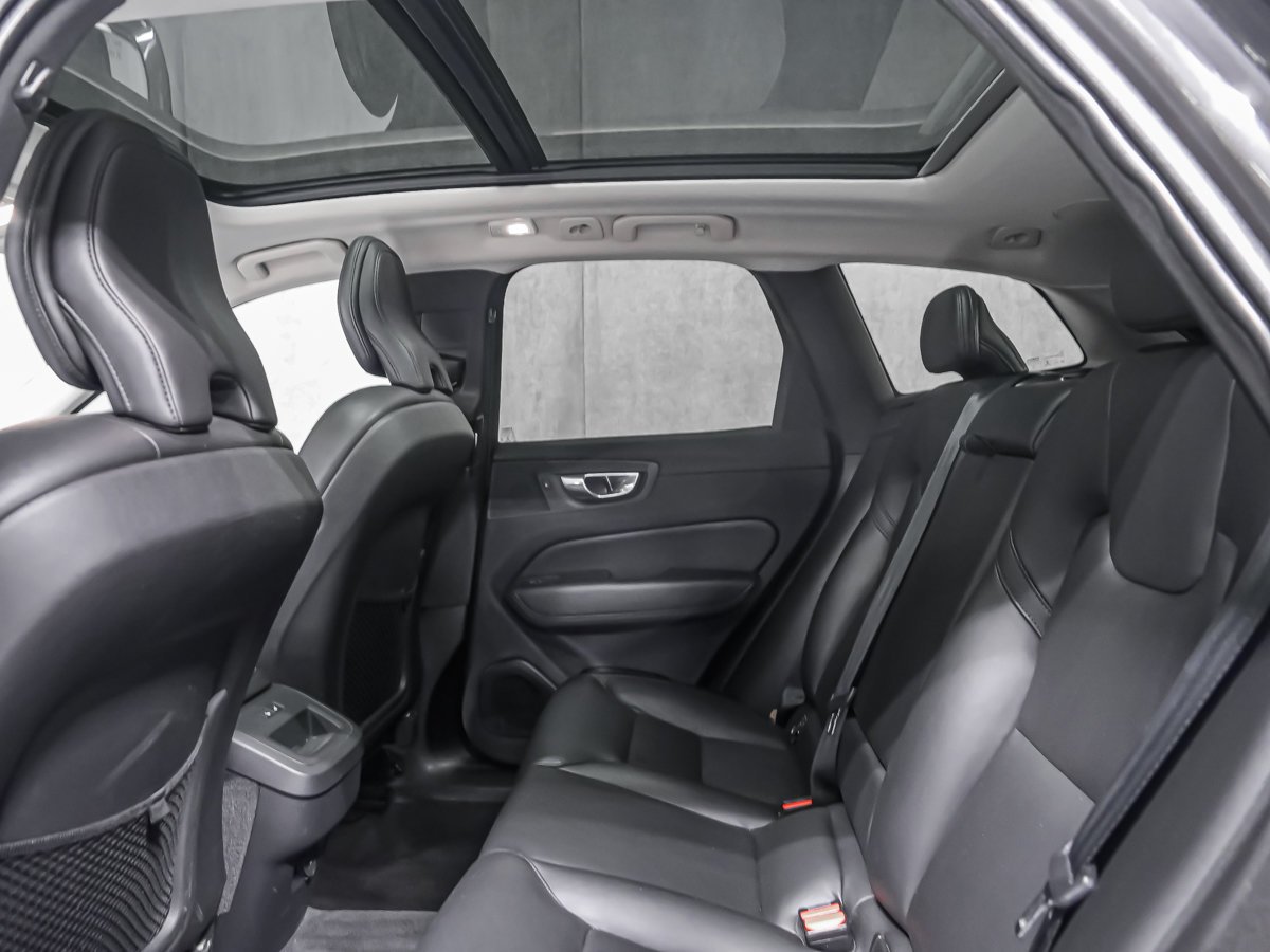 2022 Volvo XC60 B6 MOMENTUM Grey Montreal - photo #12