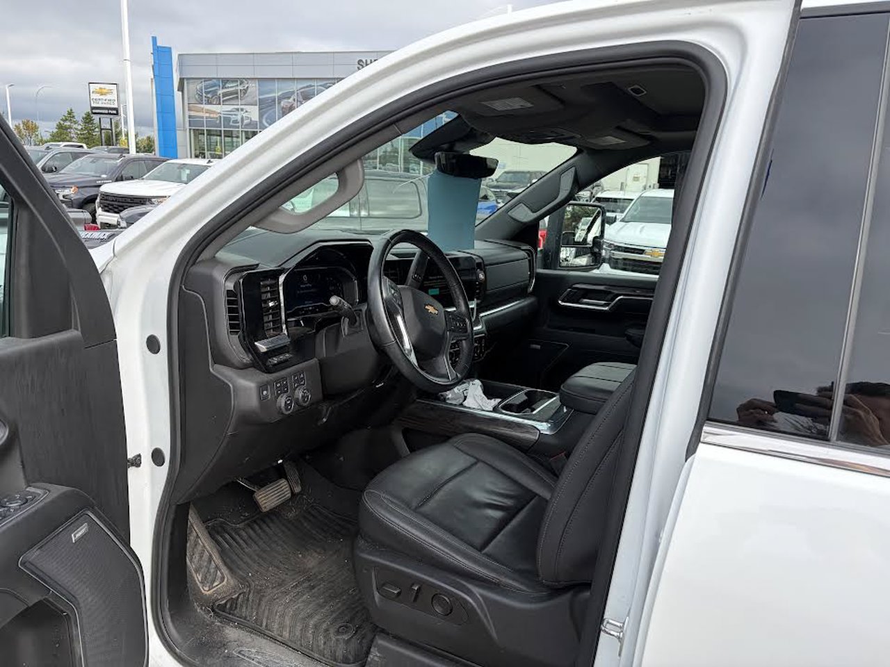 2025 Chevrolet Silverado 3500HD 4WD Crew Cab 159 LTZ White Sherwood Park - photo #5