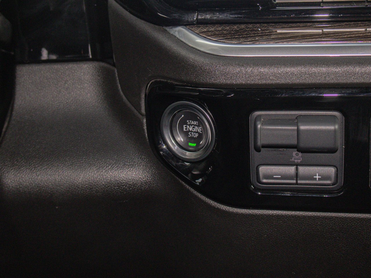 2025 Chevrolet Silverado 1500 4WD Crew Cab 147 LT White Sherwood Park - photo #23