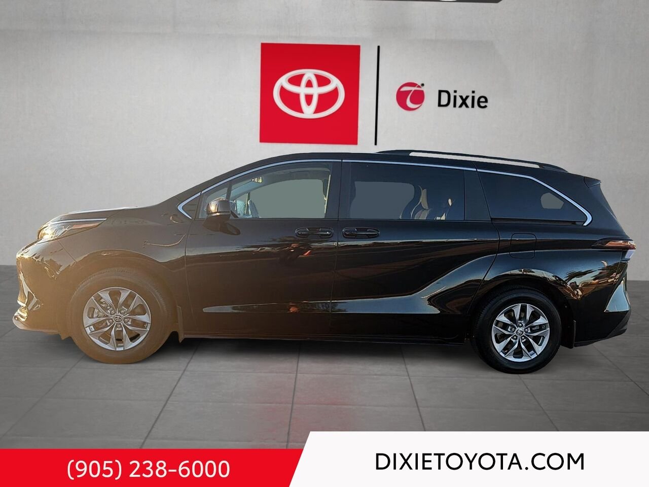 2023 Toyota Sienna HYBRID LE AWD / HEATED SEATS / TOYOTA SAFETY SENSE / CARPLAY AND ANDROID AUTO Black Mississauga - photo #5
