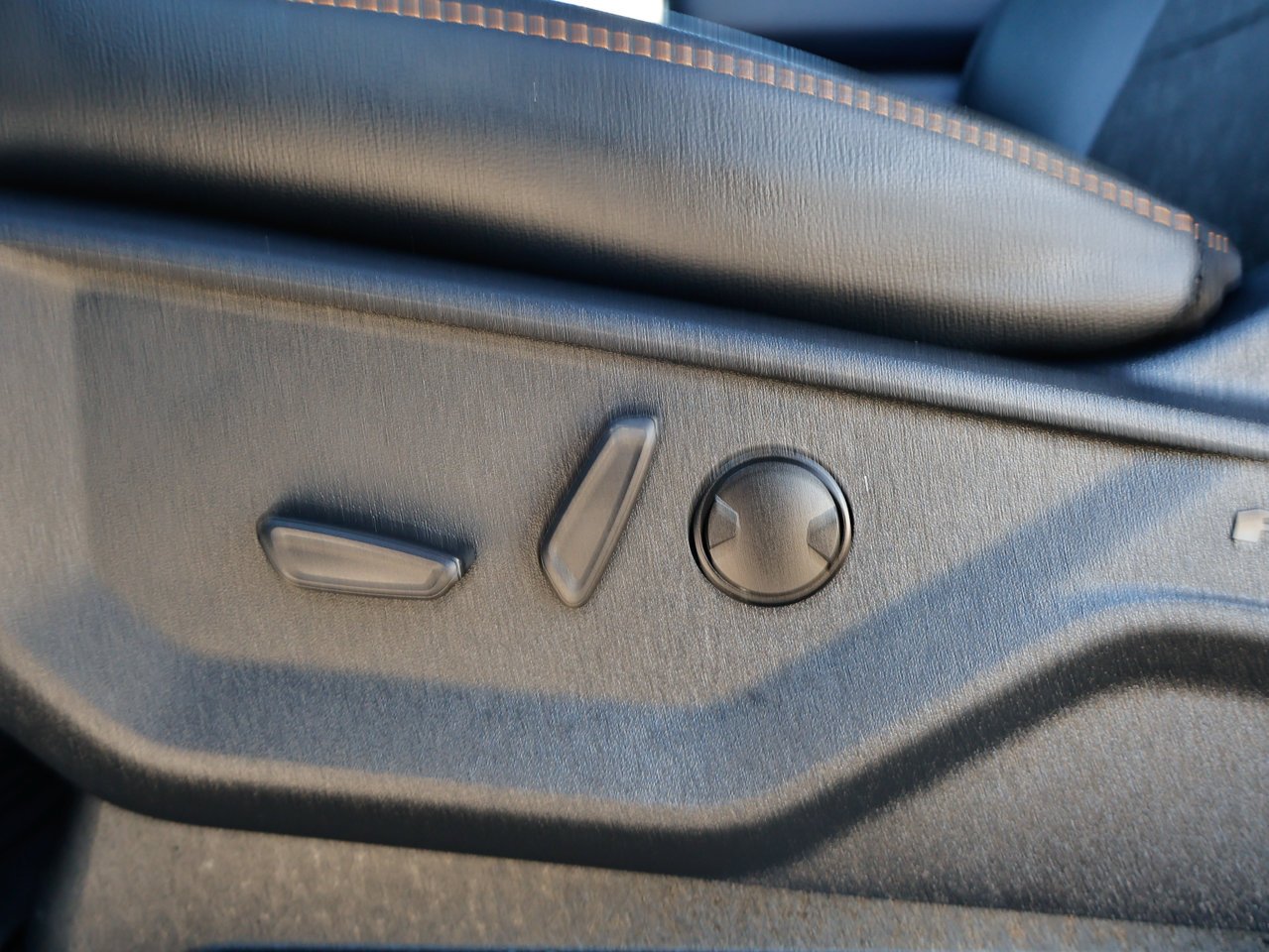 2022 Ford F-150 LARIAT 4WD SuperCrew 5.5' Box White Sherwood Park - photo #17