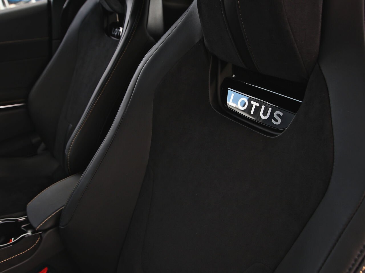 2027 Lotus Emira Black Québec - photo #17